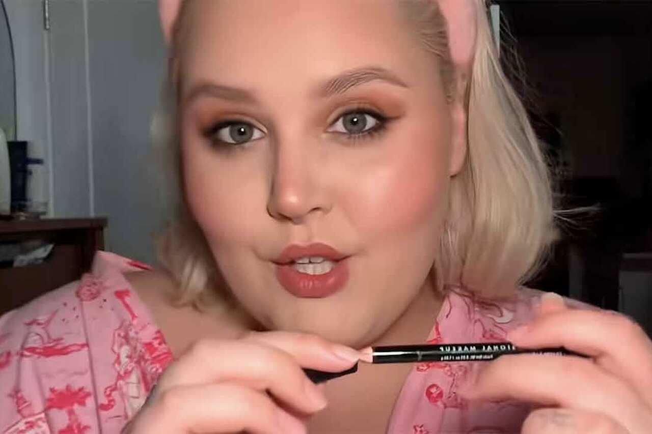 Un mannequin grande taille fait preuve de confiance en répondant aux haters qui disent qu'elle ne devrait pas montrer son corps