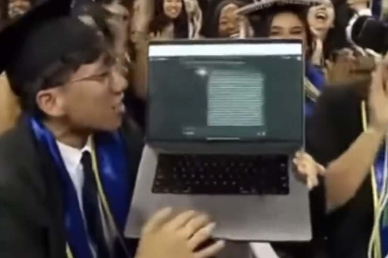 Formando da Universidade da Califórnia viraliza após mostrar que usou ChatGPT para conquistar diploma