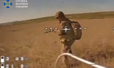 Vídeo mostra militares russos sendo perseguidos e atacados por drones ucranianos