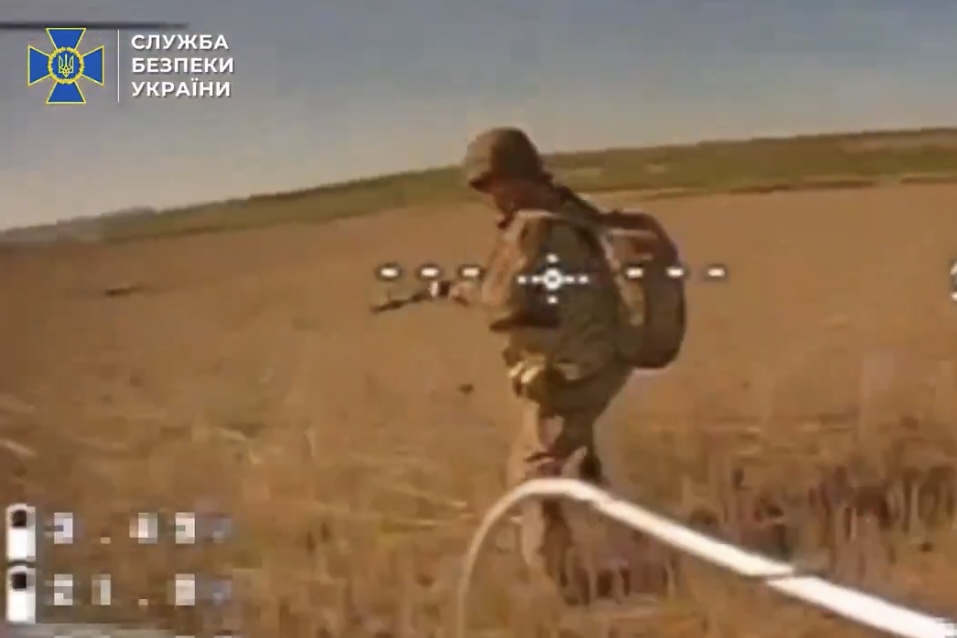 Βίντεο δείχνει Ρώσους στρατιώτες να καταδιώκονται και να δέχονται επίθεση από ουκρανικά drones