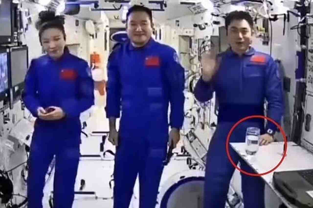 Οι χρήστες του διαδικτύου αμφισβητούν αν οι αστροναύτες βρίσκονται πραγματικά στο διάστημα λόγω λεπτομέρειας σε βίντεο που δημοσίευσε η Κίνα