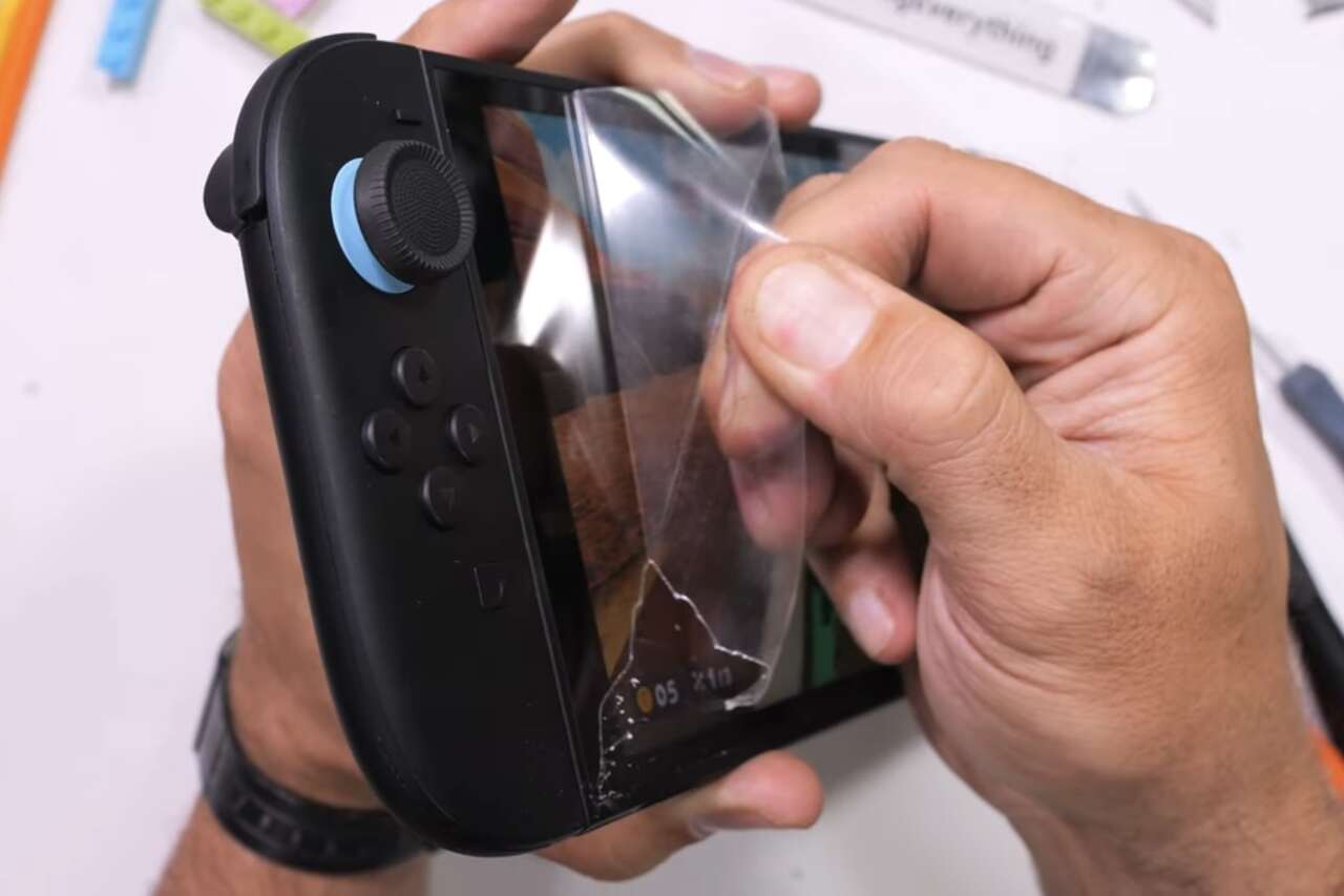 Youtuber drar bort skärmskyddet från Nintendo Switch 2 och blir chockad över resultatet