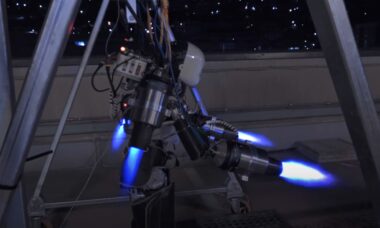 Robô italiano com mochila a jato viraliza após realizar primeiro voo estável