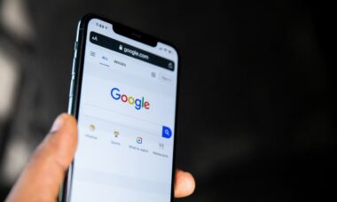 Google começa testes de apresentadores de podcast gerados por IA em resultados de pesquisas