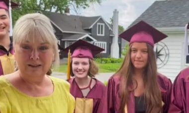 Professora aposentada do jardim de infância viraliza após ser surpreendida por formandos