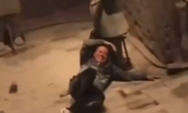 Turista chinês destrói dois soldados do Exército de Terracota de mais de 2.200 anos e vídeo viraliza