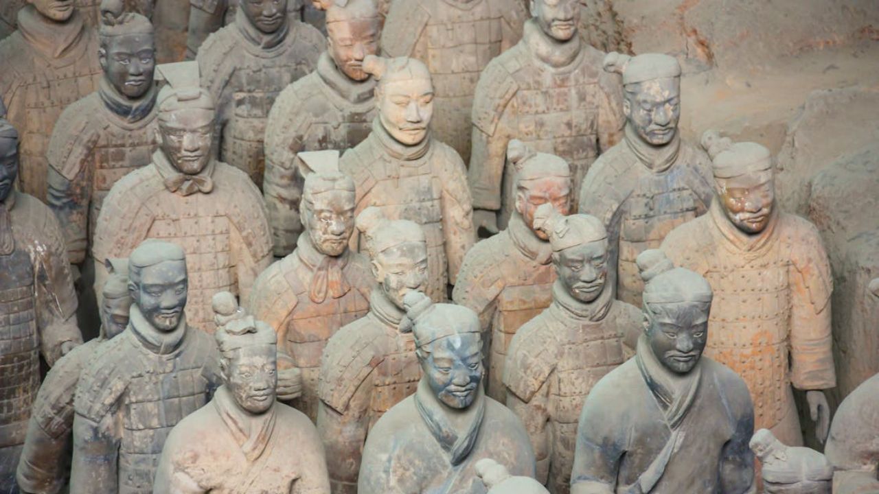 Turista chinês destrói dois soldados do Exército de Terracota de mais de 2.200 anos e vídeo viraliza