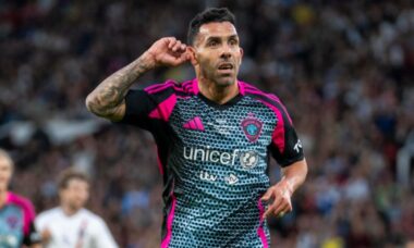 Jogador Carlitos Tevez viraliza depois de fazer quatro gols em jogo beneficente e ferir streamer