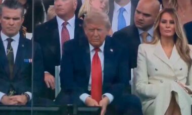 Desfile militar de US$ 45 milhões de Donald Trump é ridicularizado após o presidente ser flagrado cochilando. X @AdamJSchwarz