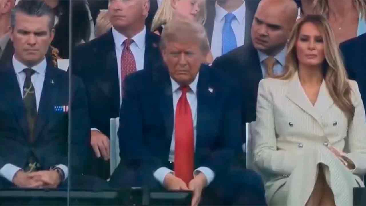 Défilé militaire à 45 millions de dollars de Donald Trump tourné en ridicule après que le président a été surpris en train de somnoler. X @AdamJSchwarz