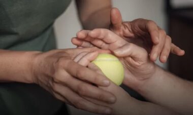 Homem recebe transplante das duas mãos 17 anos após amputação: "Sensações completas"