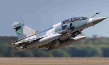 Ucrânia perde seu primeiro Mirage 2000 após falha em voo e piloto é resgatado com vida (X @DefenceU)
