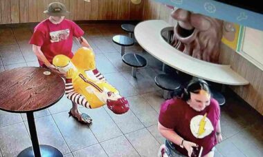 Jovens roubam estátua de Ronald McDonald do McDonald's em plena luz do dia