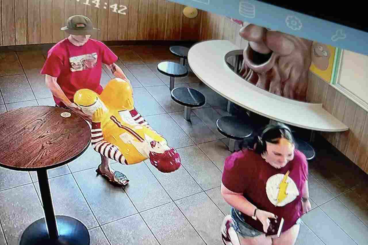 Young people steal Ronald McDonald statue from McDonald's in broad daylight
