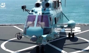 Kinesiska armén genomför realistisk simulering med marinfartyg och helikoptrar. Instagram: @china_bugle