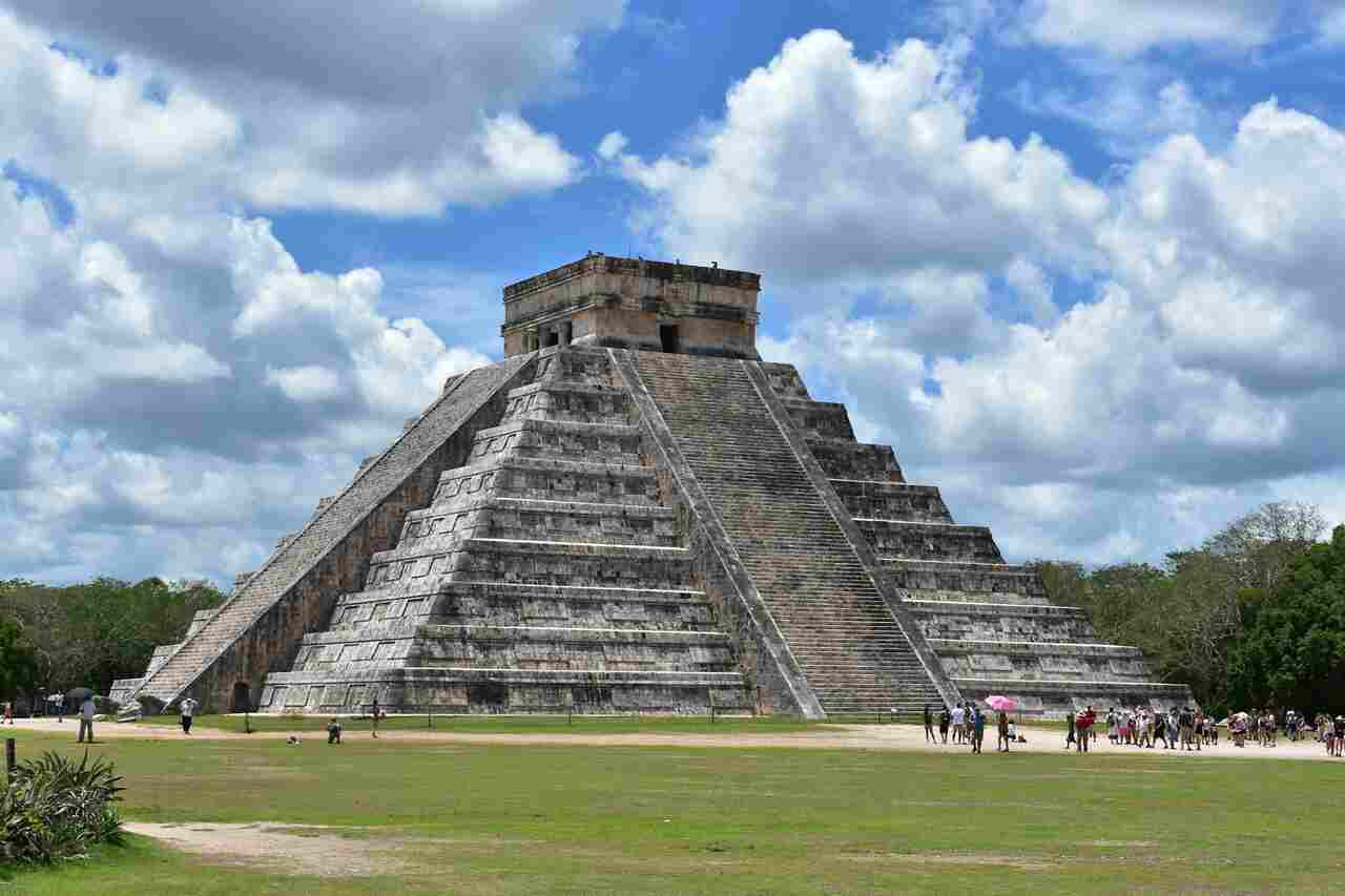 Video: Toerist krijgt kritiek na het beklimmen van oude Maya-piramide in Mexico