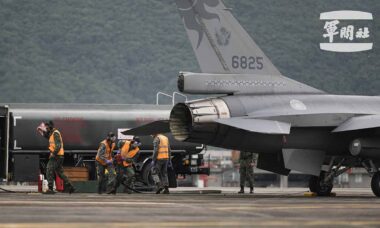 Força Aérea de Taiwan realiza reabastecimento "quente" de caças F-16 durante exercício Han Guang-41. X @MoNDefense