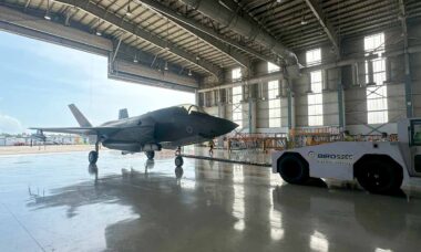 Engenheiros britânicos iniciam reparos em F-35B encalhado na Índia. X @UKDefenceIndia