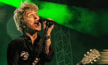 Vocalista do Green Day viraliza após se irritar com fã e expulsá-lo do palco após brincadeira