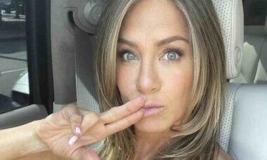 Homem perde centenas de dólares após cair em golpe com "Jennifer Aniston" gerada por IA