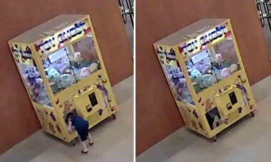 Vídeo: Menino fica preso após tentar pegar brinquedo de dentro de máquina de pelúcia