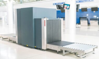 Passageiro viraliza no Reddit após filmar celular passando pelo raio-X do aeroporto