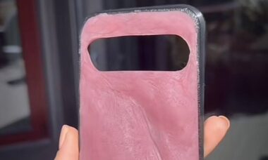 Empresa cria capinha para celular feita de "pele humana" que queima no sol