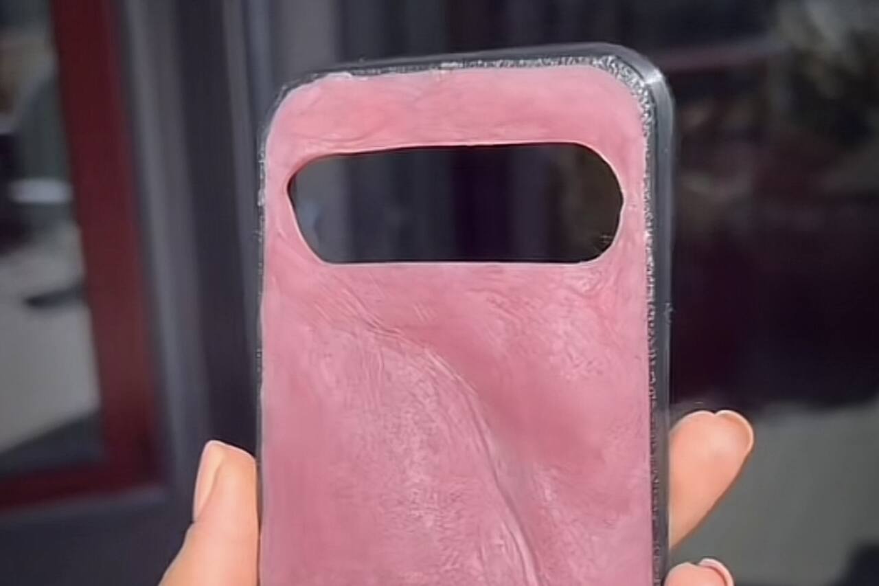 Yritys luo puhelimen suojakuoren, joka on tehty "ihon näköisestä" materiaalista ja palaa auringossa