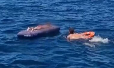 Avó e seu neto de 5 anos são arrastados 3 km mar adentro em colchão inflável e vídeo viraliza