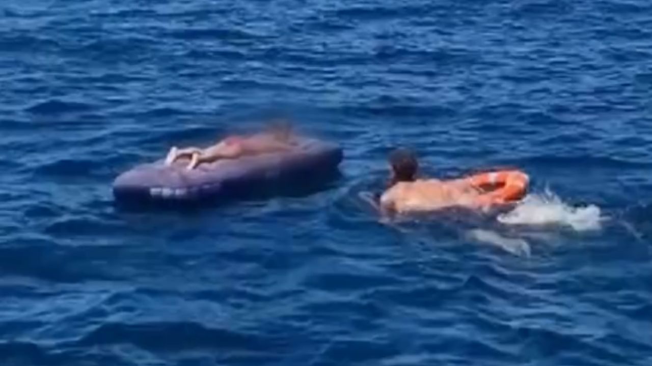 Grootmoeder en haar 5-jarige kleinzoon drijven 3 km de zee in op een luchtmatras en video gaat viraal