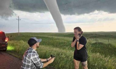 Caçadores de tempestades ficam noivos ao lado de tornado: "Épico"