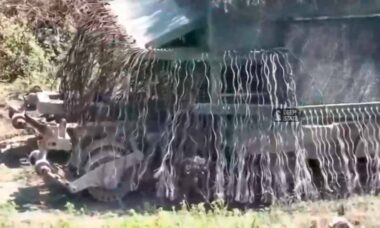 Guerra na Ucrânia: superblindado russo é destruído com enxame de drones. Telegram @DeepStateUA