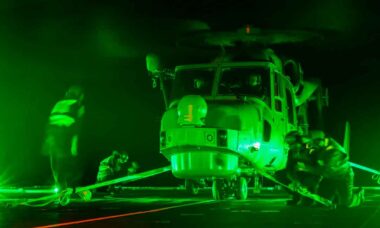 Marinha Real testa novo sistema de pouso noturno para helicópteros no HMS Trent. Foto: Royal Navy