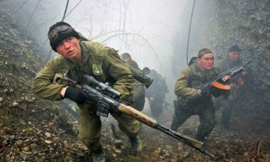 Soldados russos com rifles especiais Val e Vintorez. Foto: Kalashnikov Concern