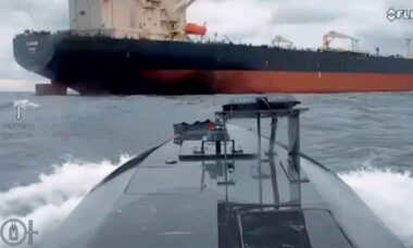 Drones navais Sea Baby da SBU atingem petroleiro da “frota sombra” russa no Mar Negro. Telegram @ssternenko
